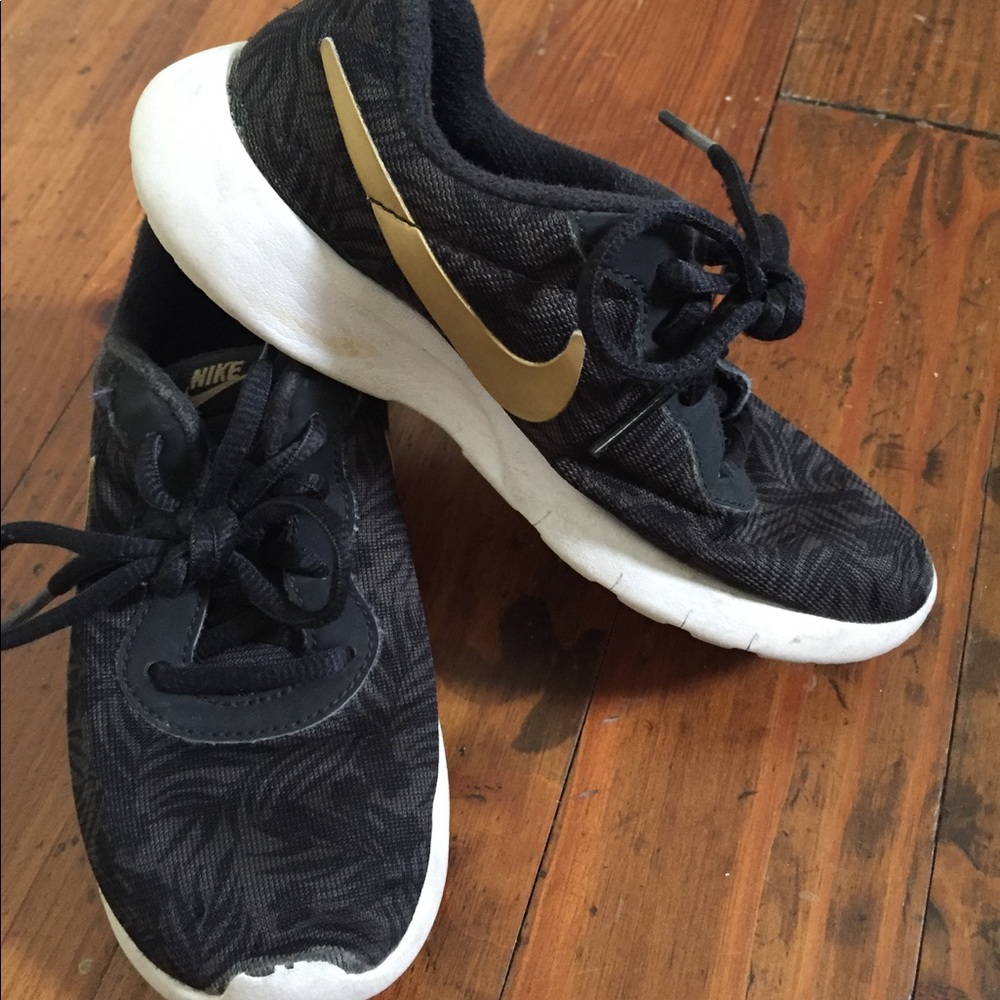Nike tennis shoes