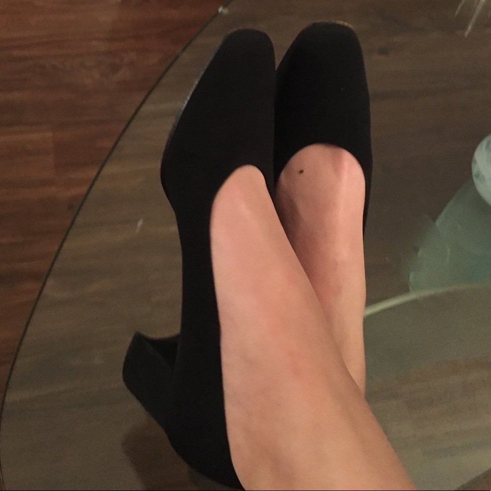 BLACK CHUNKY KITTEN HEELS 
Business
