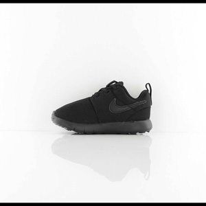 Kids Nike Roshe One Black shoes size 9