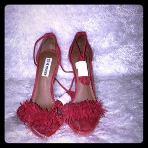 STEVE MADDEN "SASSEY" FRINGE SANDAL