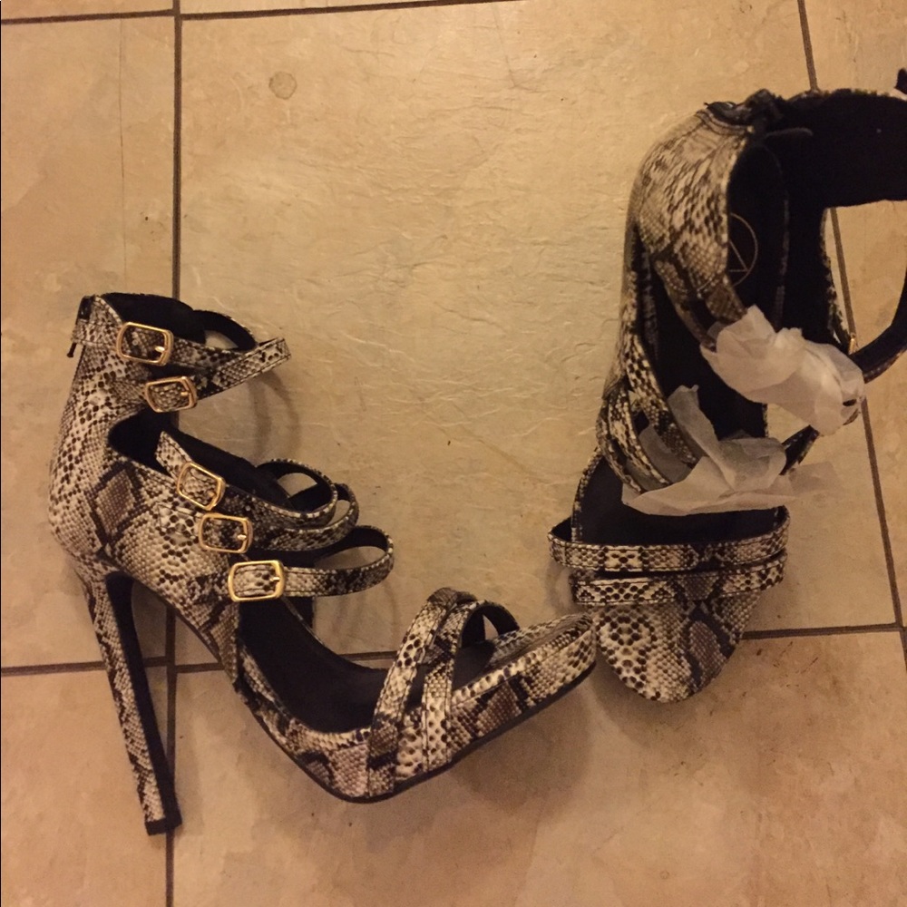Women's size seven shoes high heel snakeskin New