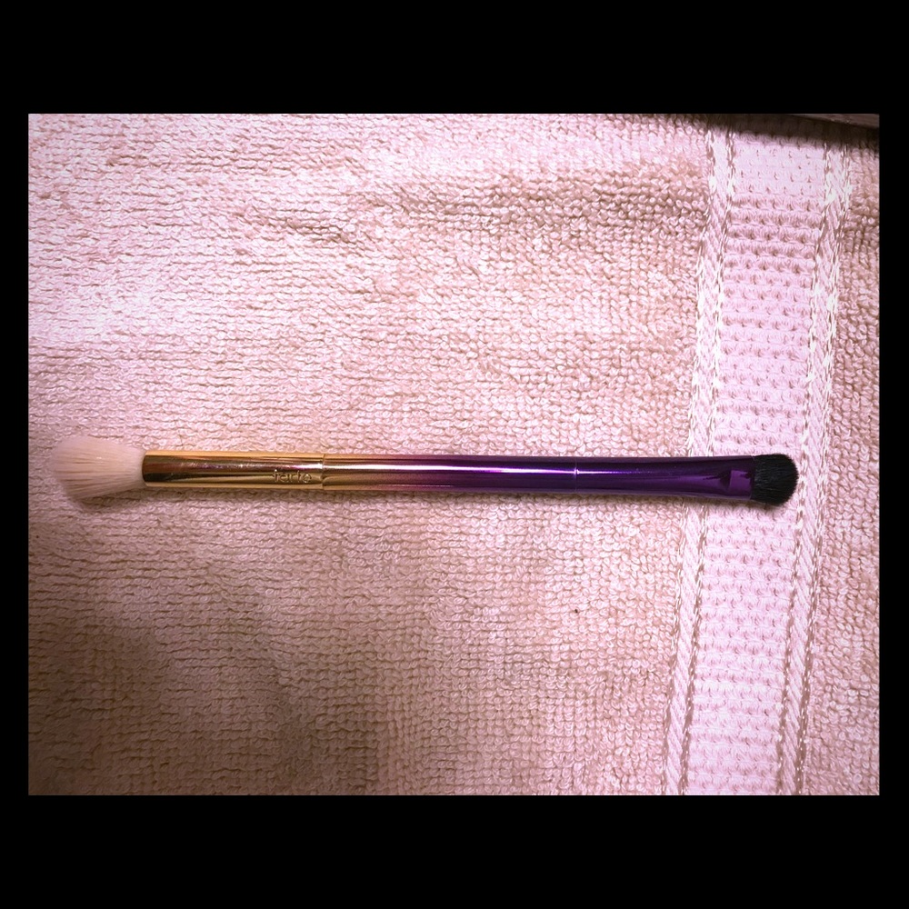 TARTE EYESHADOW BRUSH (Brand New)