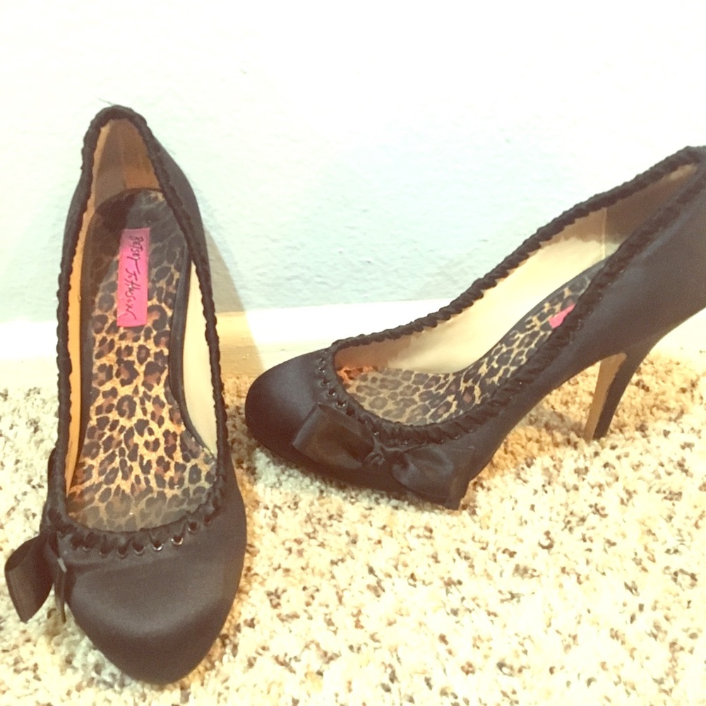 Betsy Johnson black side bow heel