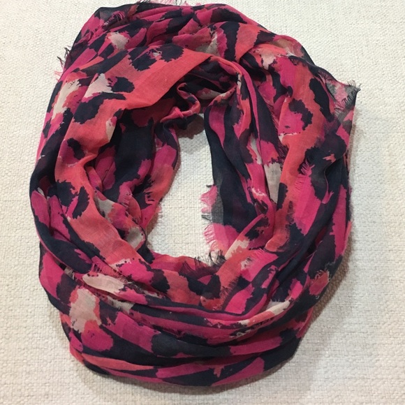 🍂 Pink Infinity Scarf - Picture 2 of 3