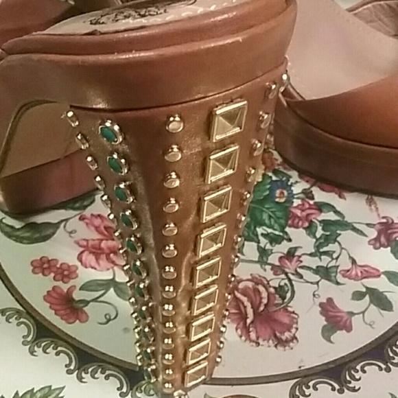 VINCE CAMUTO 6" PLATFORMS - Picture 2 of 7