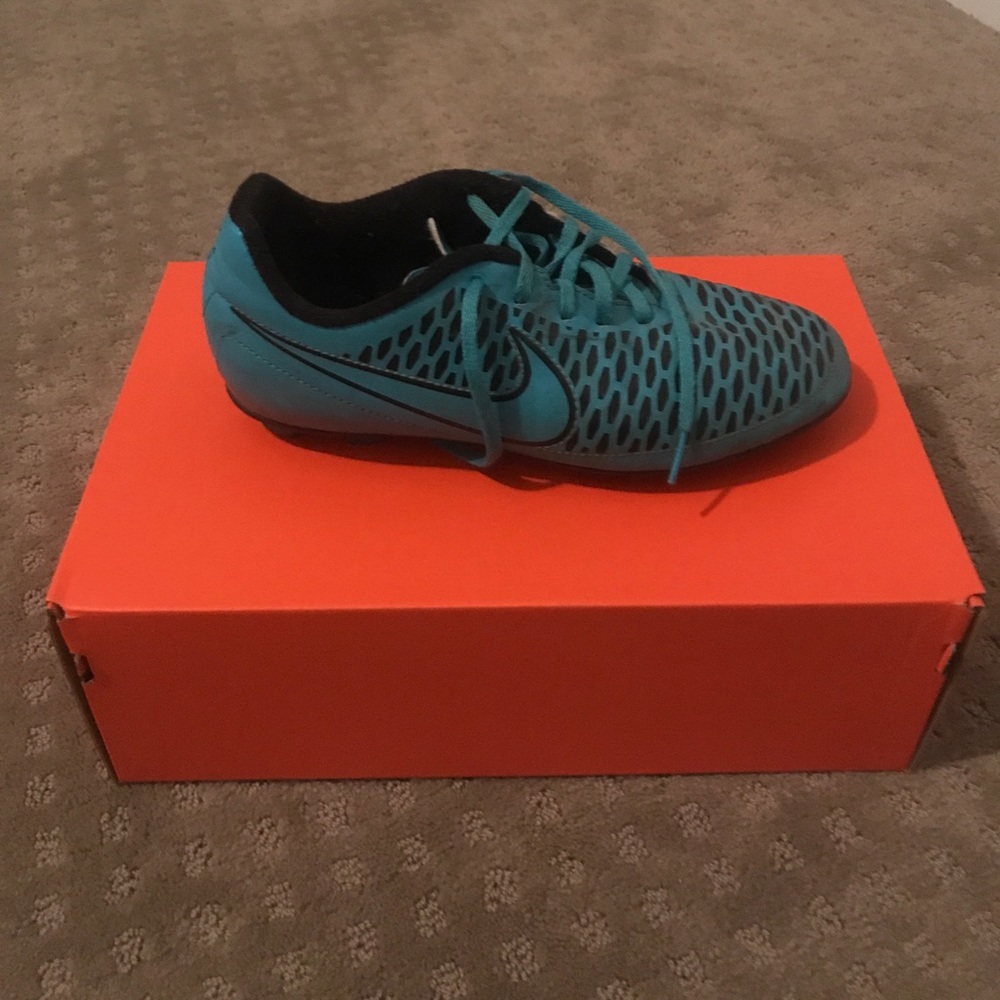 Size 6 Nike soccer cleats