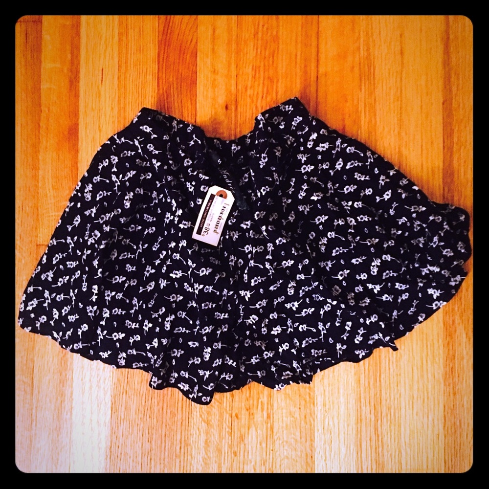 NWT Floral Print Skort Size Small by Andree Blue