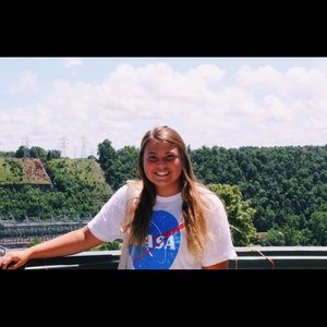 Meet your Posher, Hallie