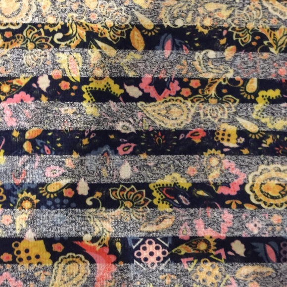 NWT Large Lularoe Classic Tee - Picture 3 of 4