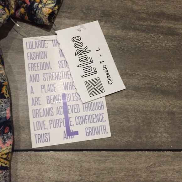 NWT Large Lularoe Classic Tee - Picture 4 of 4