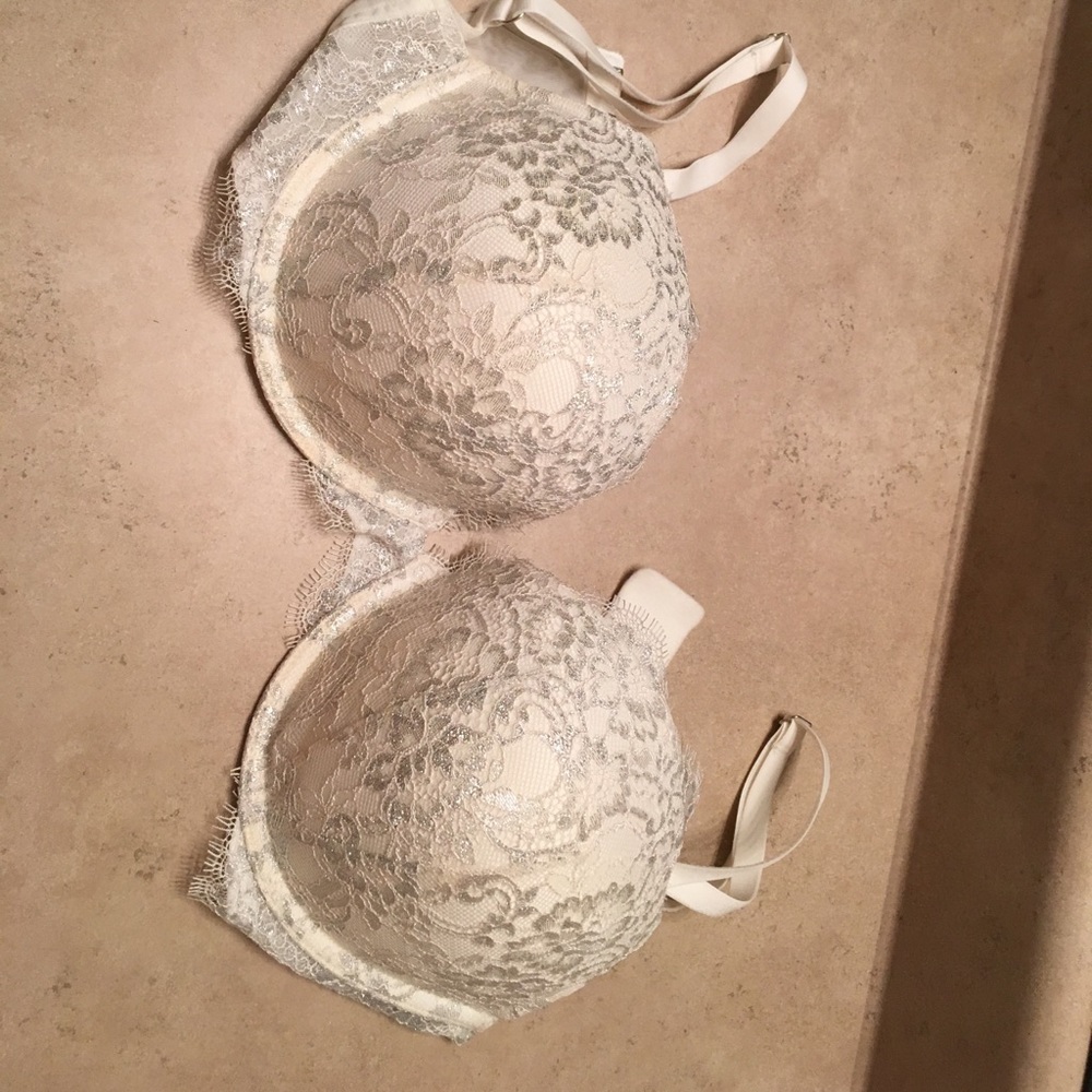 Victoria’s Secret dream angels push up