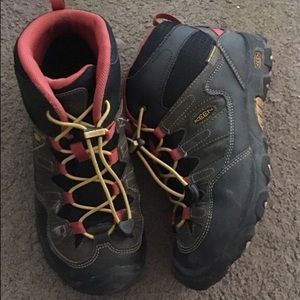 Boys KEEN boots