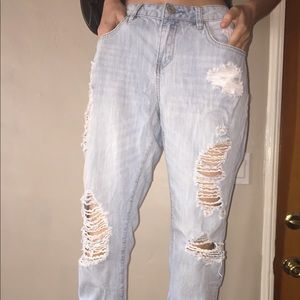 Shredded boyfriend jeans light wash