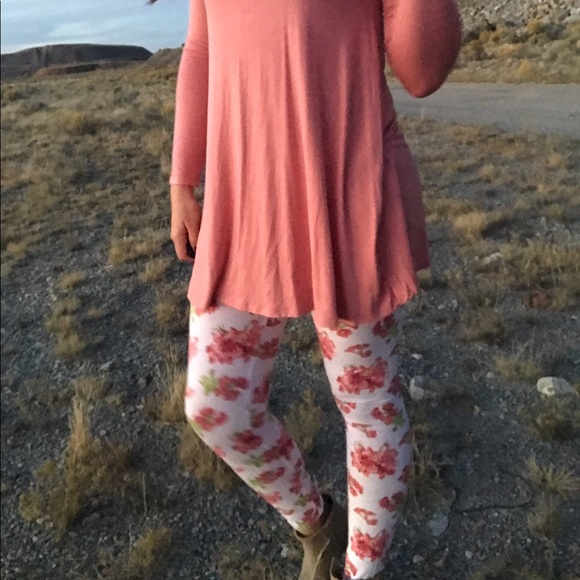 << Pink Floral Leggings >> - Picture 4 of 7