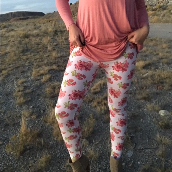 << Pink Floral Leggings >> - Picture 5 of 7
