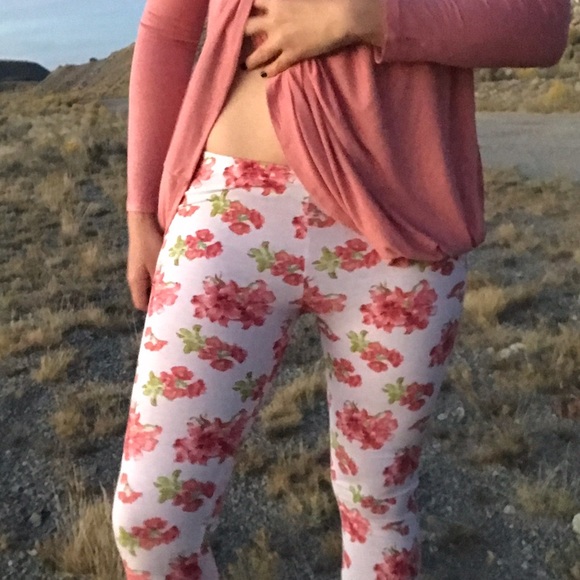 << Pink Floral Leggings >> - Picture 6 of 7