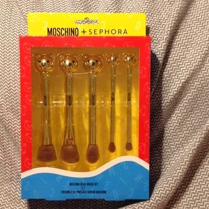 ❄️Open to offers❄️NIB Moschino + Sephora brush set ❄️Open to offers❄️NIB Moschino + Sephora brush set