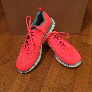 Sketchers tennis shoes