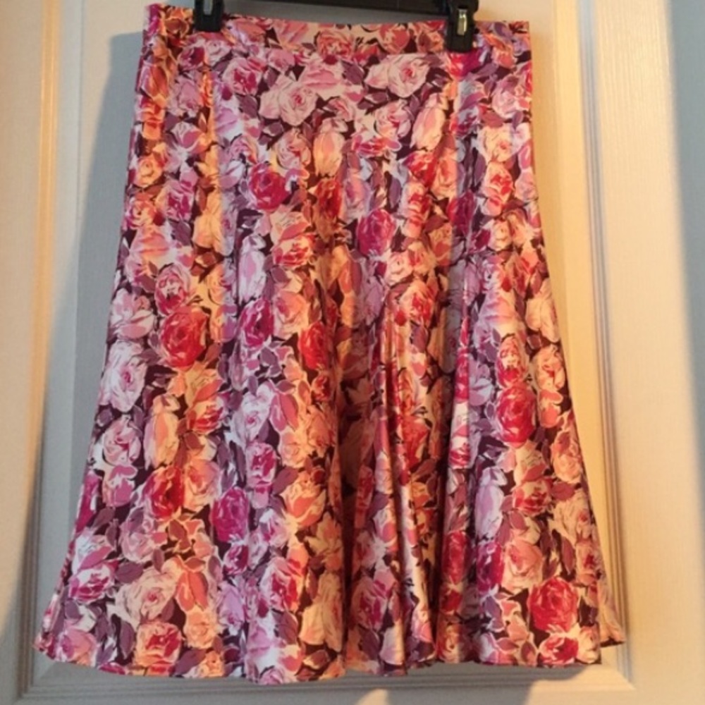 Banana Republic 100% Silk Skirt, pinks size 10