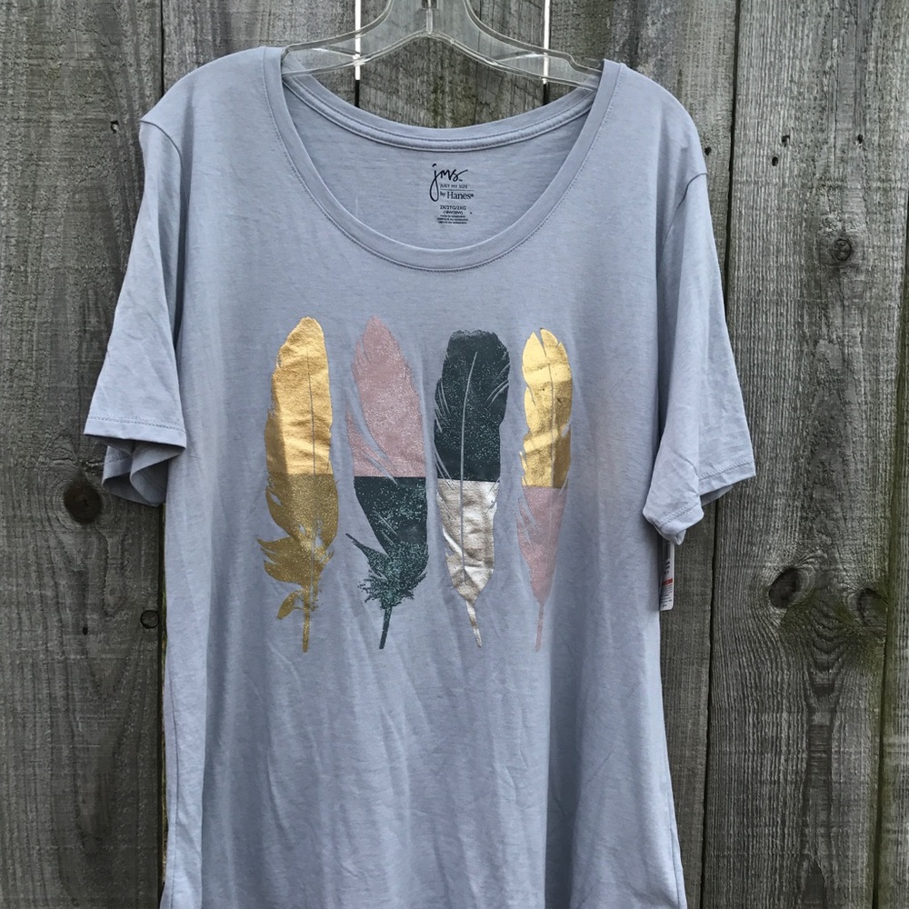 Grey shirt with flashy feathers