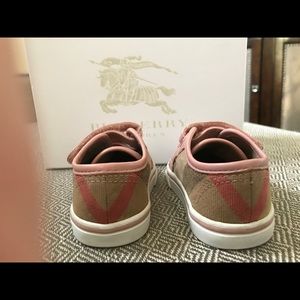 Burberry kid sneakers