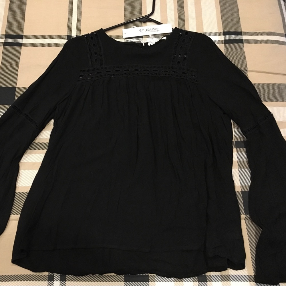 Bell sleeve embroidered loose top