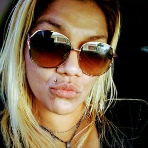 Meet your Posher, Isabel