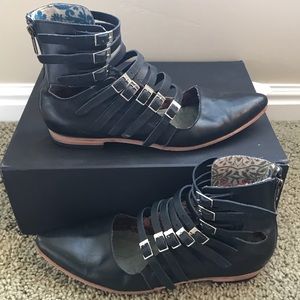 FREEBIRD by Steven Elyza Strappy Flat.