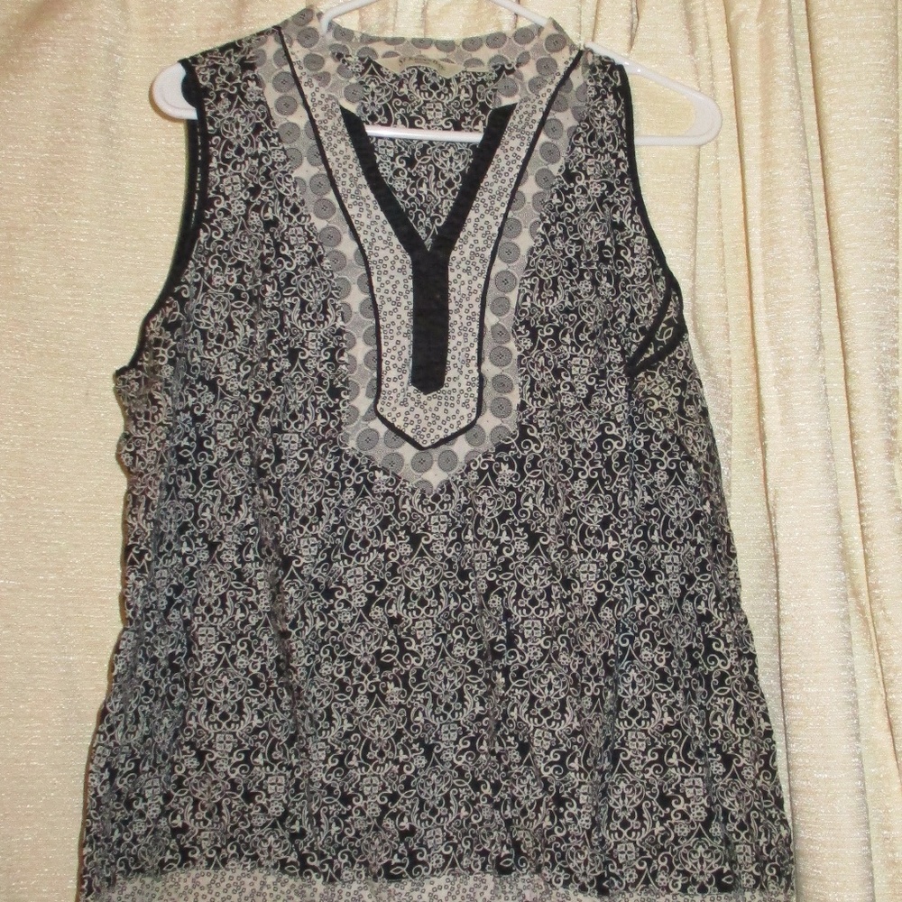 black and white sleeveless shirt