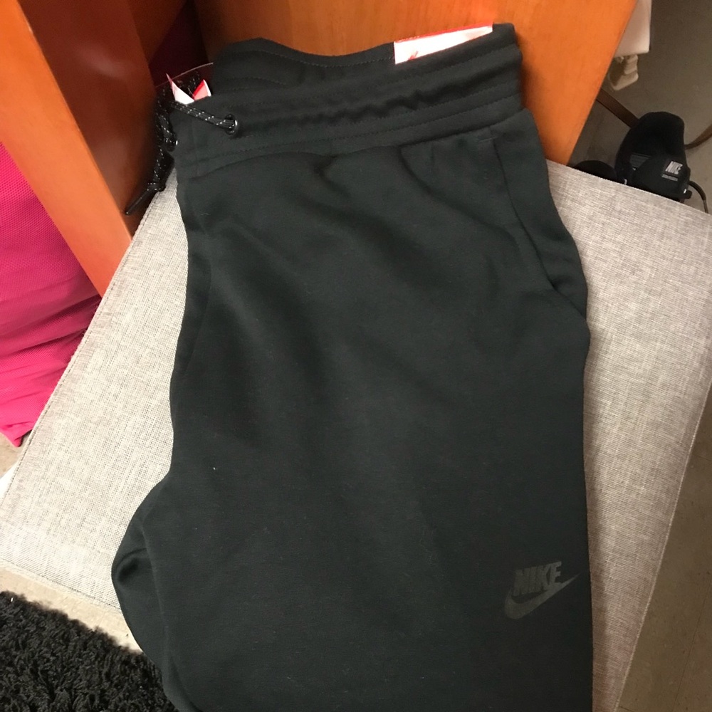 NWT BLACK NIKE TECH JOGGERS/PANT SIZE LARGE