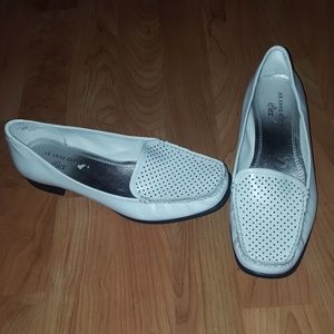 ANNE KLEIN WOMEN'S SIZE 6 1/2 WHITE LOAFERS