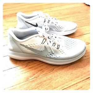 MAKE AN OFFER! 💕 Women's Nike sneakers