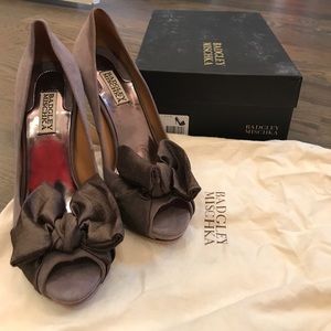 NIB Badgley Mischka taupe/Greige Suede peep toes