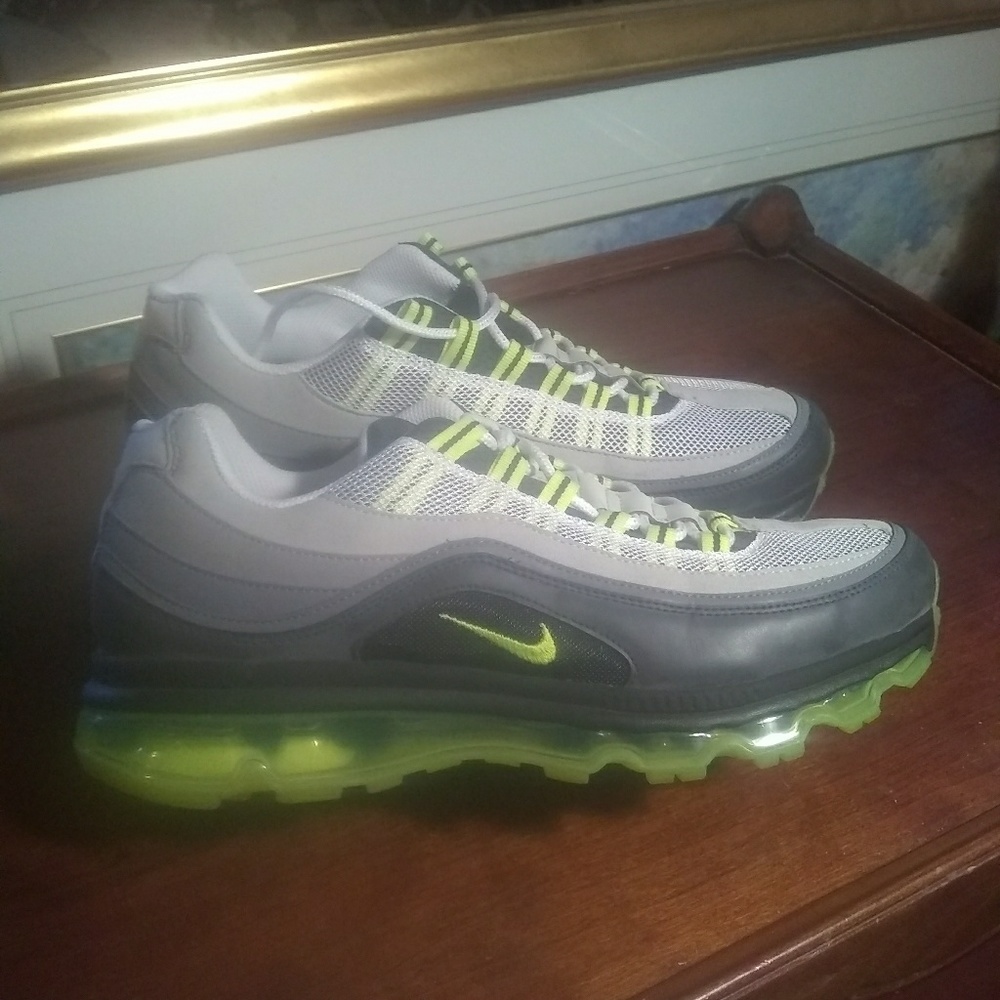 EUC - Nike Air Max '97