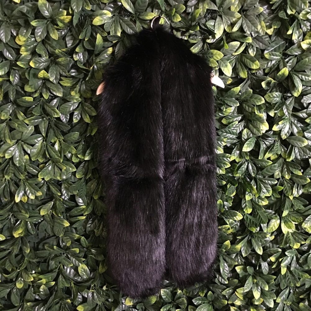 NWT ++ House of Mimi Plush Fur Scarf.
