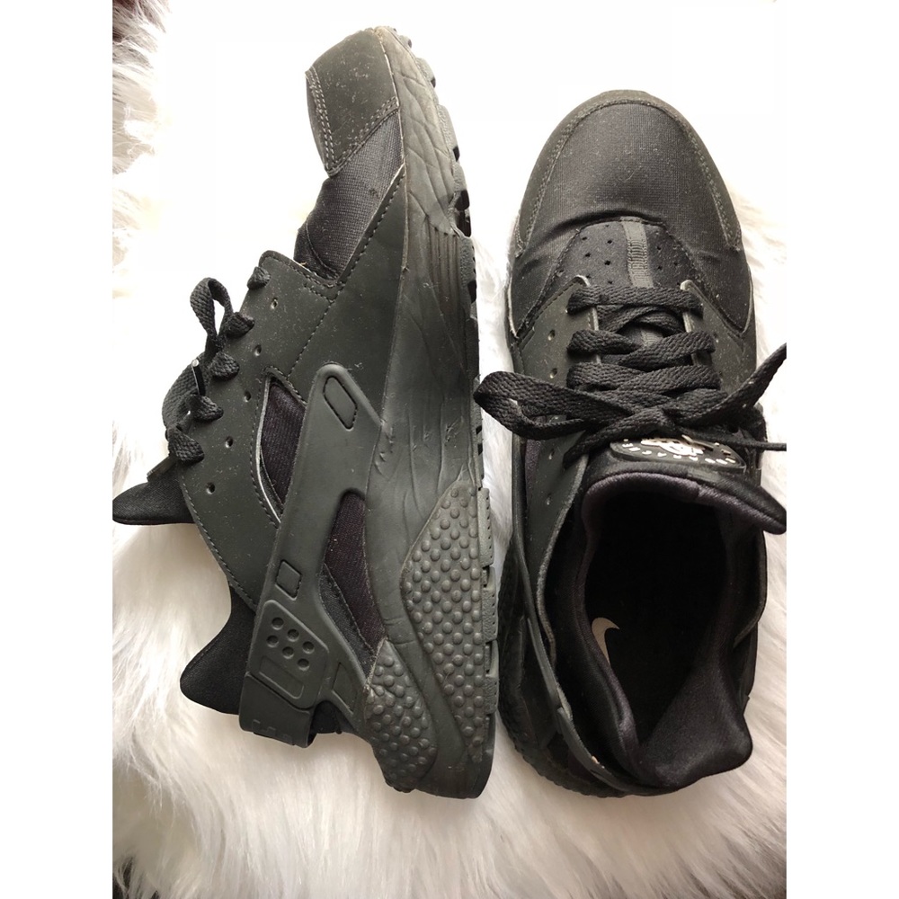 Men’s black Nike Air Huaraches