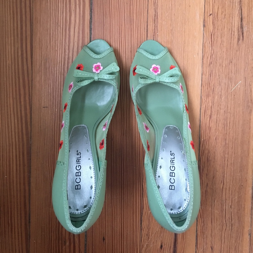 Sweet green mesh and flower peep toe heels 👠