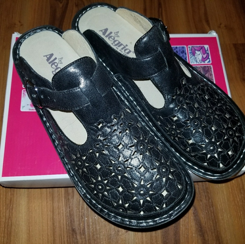 Alegria Classic Cutout Clogs size 10