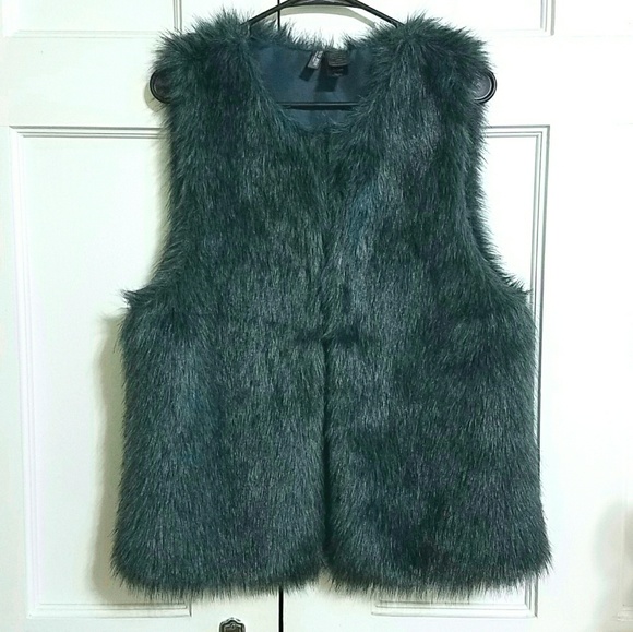 Bisou Bisou Jackets & Blazers - Bisou Bisou Faux Fur Vest.NWOT.