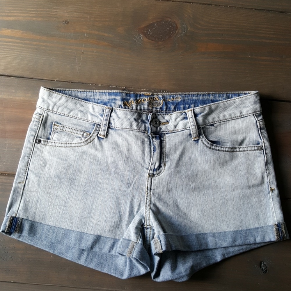 EUC Arizona Roll-Up Light White Wash Jean Shorts