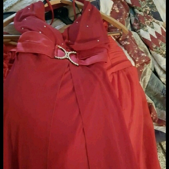 Formal dresses and scarves - Picture 2 of 3