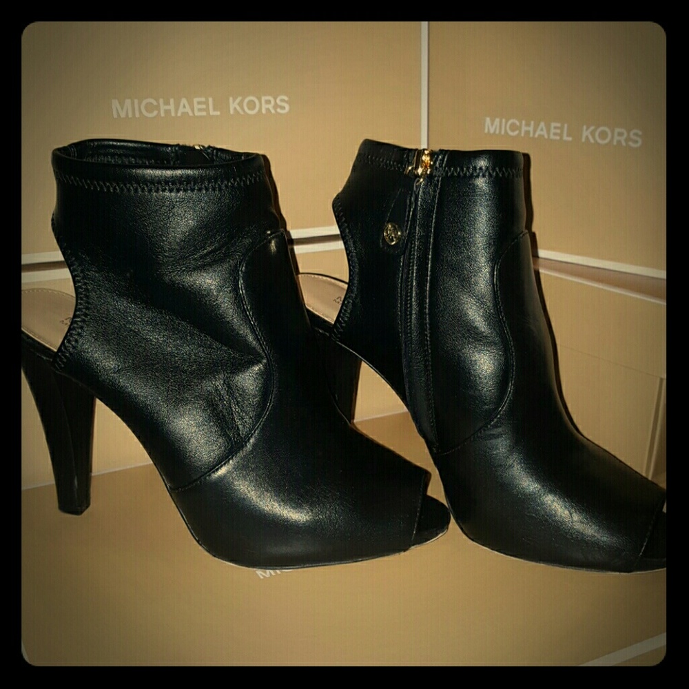 Michael Kors Selina leather bootie sz 8