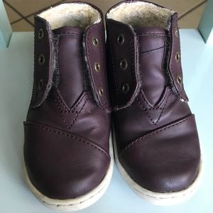 Tiny TOMS Size 7