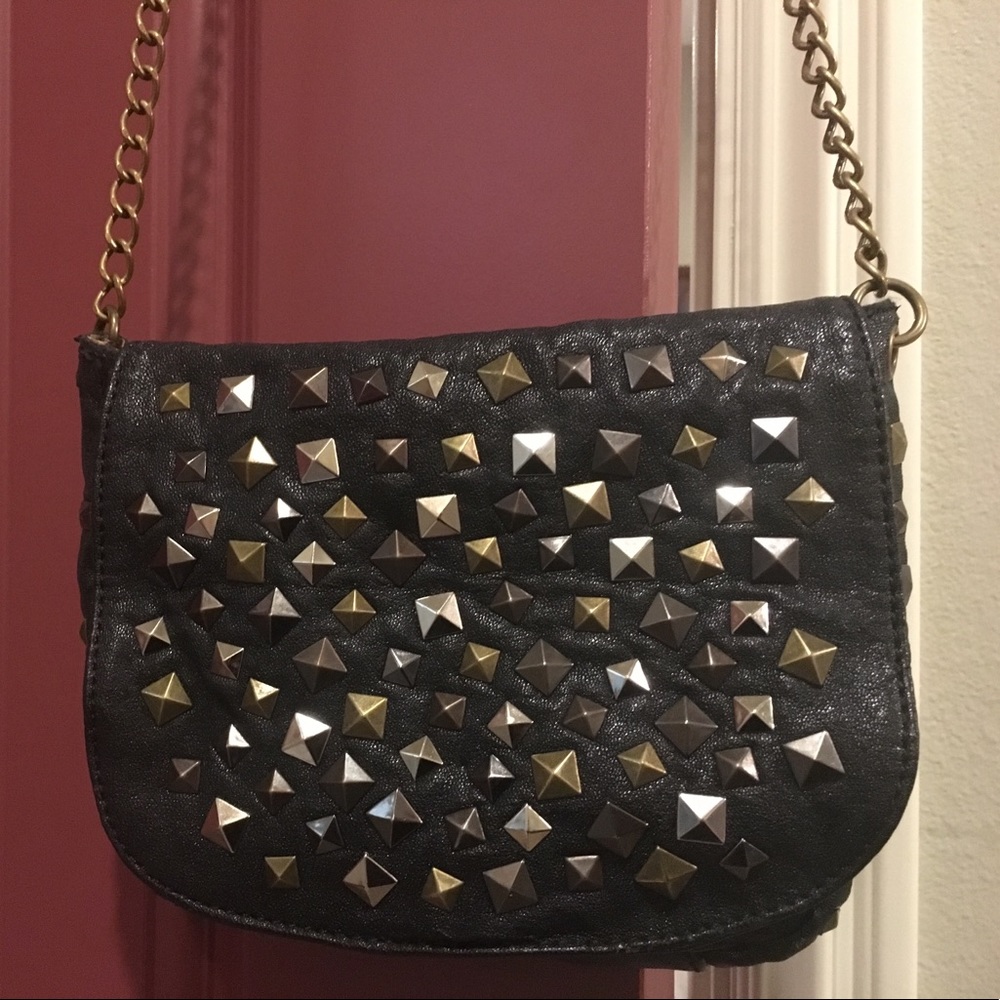 CHIC GOLD AND BLACK PURSE