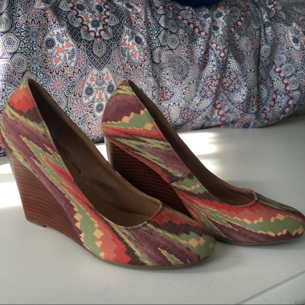 Patterned wedges size 6