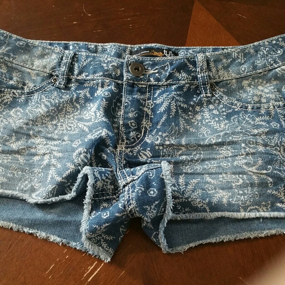 Super cute paisley print jean shorts!