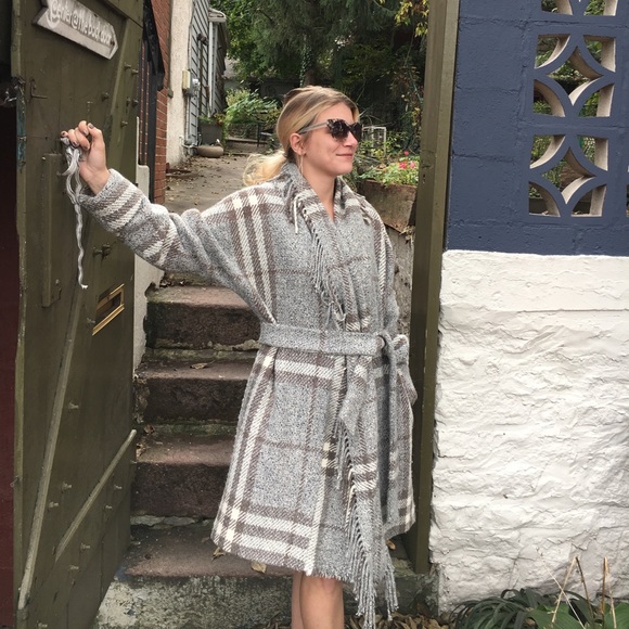 ❌Sold❌ Burberry wool shrug coat ❌Sold ❌ - Picture 2 of 6