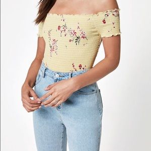Kendall & Kylie smocked off the shoulder top 💛