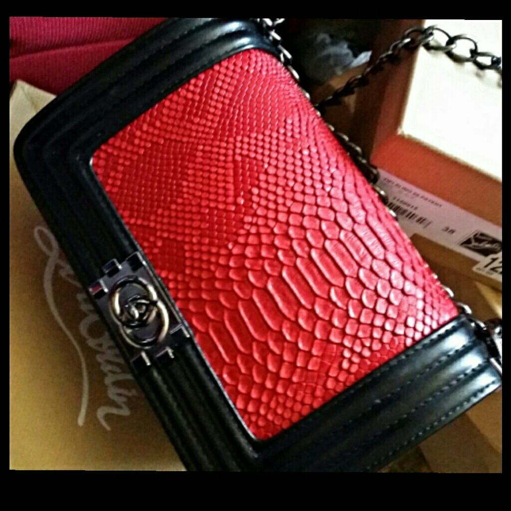 NWT CUTE RED BLACK PYTHON FASHION HANDBAG