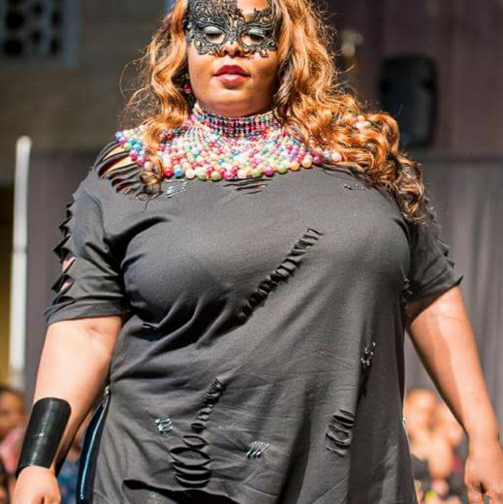 Black lace mask